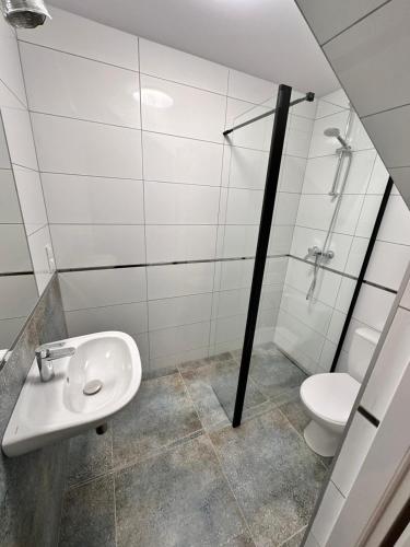 Ένα μπάνιο στο Kwatery Biała