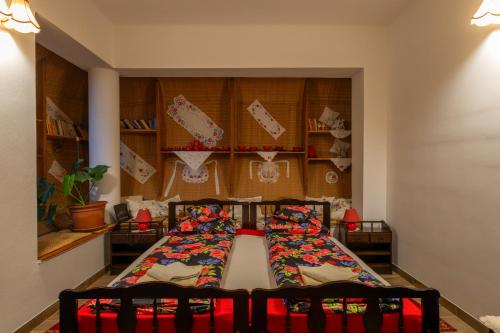 a table with two beds in a room at Gedeon Tanya Panzió in Jakabszállás