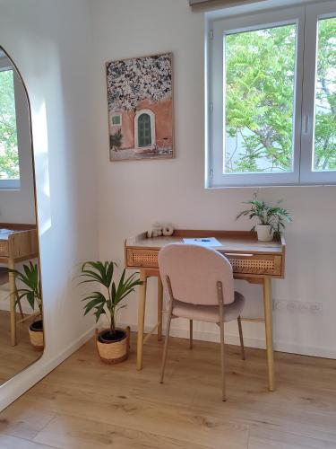 - un bureau avec une chaise et un miroir dans l'établissement Écrin Terracotta, à Clermont-Ferrand