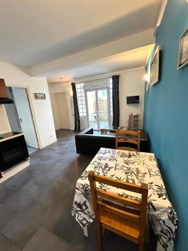 un salon avec une table et un canapé dans l'établissement Gîtes des Isles - Le Guernesey, à Barneville-Carteret