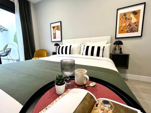 Ένα ή περισσότερα κρεβάτια σε δωμάτιο στο Apartamentos Élite - Art Collection - Gustav