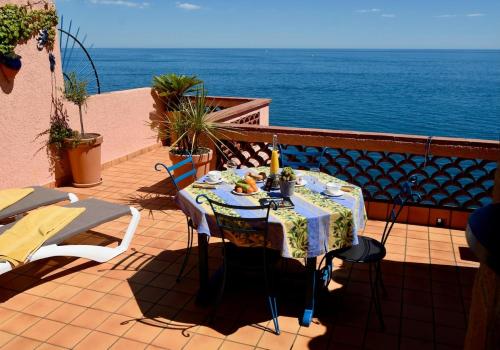 Maison sur la roche, terrasse avec sublime vue mer, classée 5 étoiles, quartier des peintres, au calme, parking privé, clim et wifi