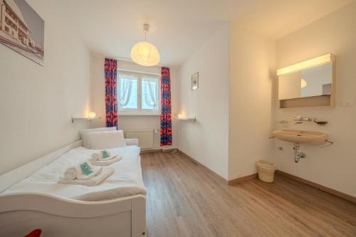 Koupelna v ubytování Viktoria A22 by Arosa Vacations, Familienwohnung im Zentrum mit Bergblick