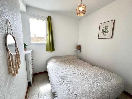 ヴァルラ・プラージュにあるValras'Loc - Entre Port & Plageの窓のある部屋にベッドがある寝室