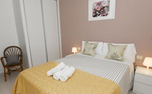a bedroom with two beds with towels on them at Casa Cancela Combarro in Pontevedra
