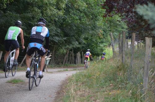 - un groupe de personnes à vélo sur un chemin de terre dans l'établissement camping roussel, à Saint-Paul-dʼEspis