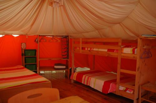 - une chambre avec 2 lits superposés dans une tente dans l'établissement camping roussel, à Saint-Paul-dʼEspis