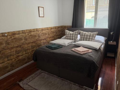a bedroom with a bed with two towels on it at Comfort Humboldt Apartment in Vienna
