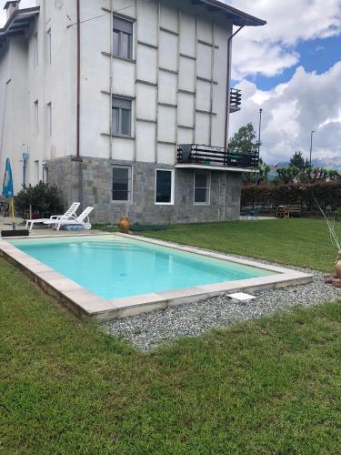 a swimming pool in front of a building at La Casa di Manu in Lessona