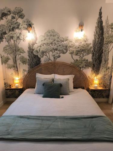 - une chambre avec un grand lit recouvert d'arbres dans l'établissement L'Eucalyptus, à Saint-Nicolas-dʼAliermont
