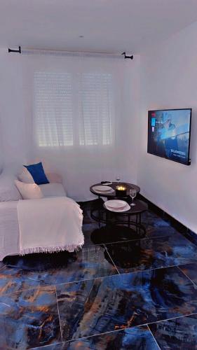 un salon avec un canapé et une table dans l'établissement DIMA SUITE Jacuzzi Privatif, à Vedène