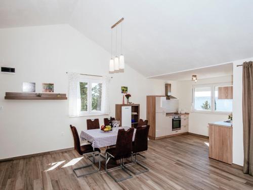 Kuchyňa alebo kuchynka v ubytovaní Modern Apartment in Starigrad Paklenica with Barbecue