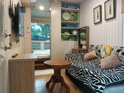 a living room with a couch and a table at Jinge Guest House 集集金格民宿電動車充電站 in Jiji