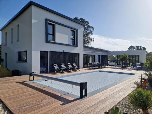 une maison avec une piscine devant dans l'établissement Villa Babalélé, Fouesnant, à Fouesnant