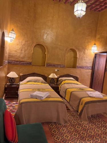 Una cama o camas en una habitación de Hotel Kasbah Fenguig