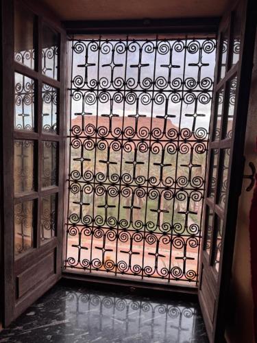 拉希迪耶Hotel Kasbah Fenguig的门,门有金属门在房间