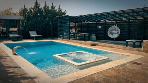 Bazén v ubytovaní Olivujoj Villajoj - Deluxe Villa with Detached Pool House alebo v jeho blízkosti