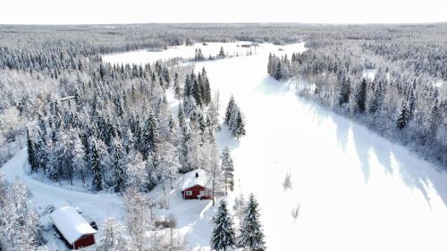 an aerial view of a cabin in the snow at Villa Jokiranta in Lapland in Ranua