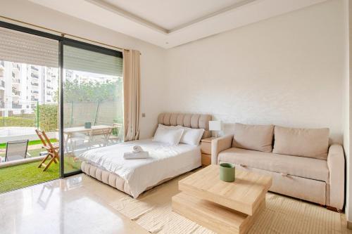 Postel nebo postele na pokoji v ubytování Hay Riad Prestigia Studio W Big Terrace-Pool