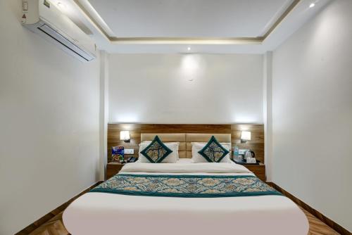 Cama o camas de una habitación en The Sunrise Vista Near Nizamuddin Railway Station