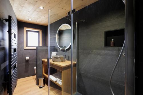 Ένα μπάνιο στο Le Refuge Cal Chalon , chalet de luxe au cœur du village