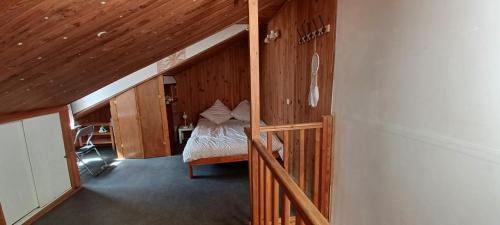 - une petite chambre avec un lit au plafond en bois dans l'établissement Appart Duplex MontSouris Paris14, à Paris