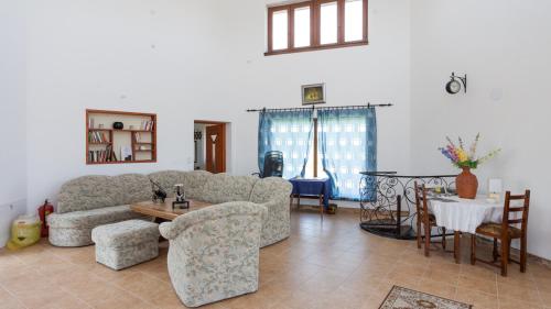 a living room with a couch and a table at Gedeon Tanya Panzió in Jakabszállás