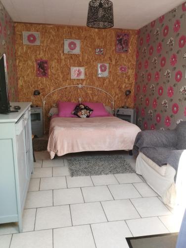 - une chambre dotée d'un lit avec des draps et du papier peint roses dans l'établissement Chambre agréable au fond du jardin, à Sancoins