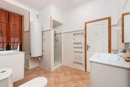 une salle de bain avec toilettes, lavabo et douche dans l'établissement Le 3 Pièces de la Vieille Ville, à Menton