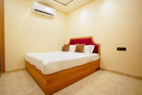Hotel Al Aziz Palace 30 Mts from Dargah Sharifにあるベッド