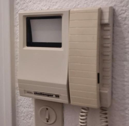 an old computer is sitting on a wall at Knokke zeedijk met frontaal zeezicht nabij Rubensplein en casino, 20m van strand in Knokke-Heist