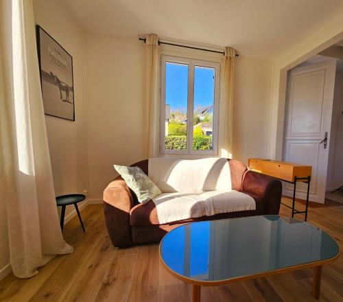un salon avec un canapé et une table en verre dans l'établissement Pause détente dans Le Vieux Deauville, à Deauville