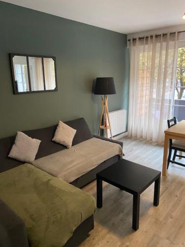 Photo de la galerie de l'établissement Appartement centre ville de Lisieux 14100, 1 er étage, à Lisieux