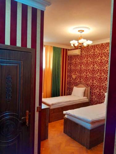 Ένα ή περισσότερα κρεβάτια σε δωμάτιο στο Jeanne d'Arc Hotel