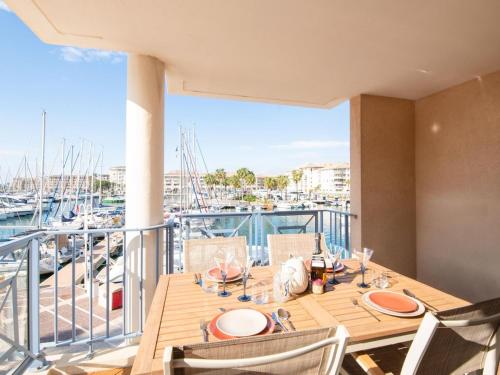 - une table à manger avec vue sur le port de plaisance dans l'établissement Sur le port, 3 cham, parking, à Fréjus
