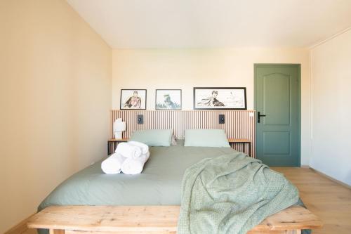 une chambre avec un lit avec deux serviettes dessus dans l'établissement Sur le port, 3 cham, parking, à Fréjus