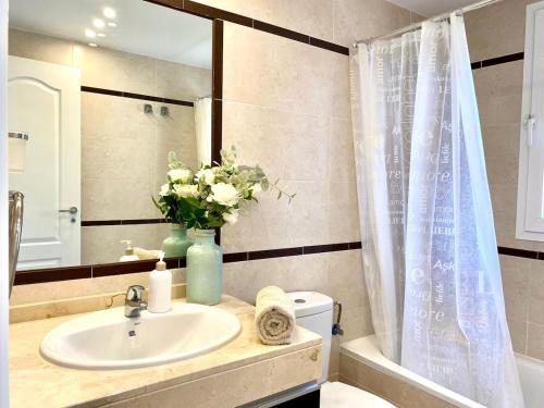 Ένα μπάνιο στο La Cala Sun Apartment