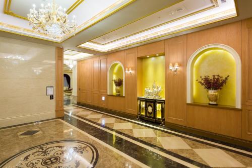 a large hallway with a chandelier and a lobby at Fushin Hotel Taipei in Xizhi