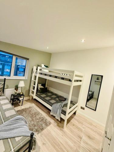 Postel nebo postele na pokoji v ubytování 15 min to Central London Guest Suites 22