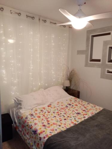 - une chambre avec un lit et un rideau éclairé dans l'établissement Fully Equipped 1-bdrm apartment Cours Mirabeau Aix en Provence, à Aix-en-Provence