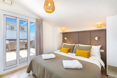 Katil atau katil-katil dalam bilik di First Row Beach Villa