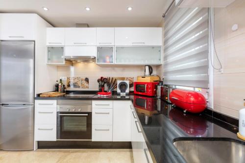 Dapur atau dapur kecil di First Row Beach Villa