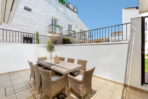 Balkoni atau teres di First Row Beach Villa