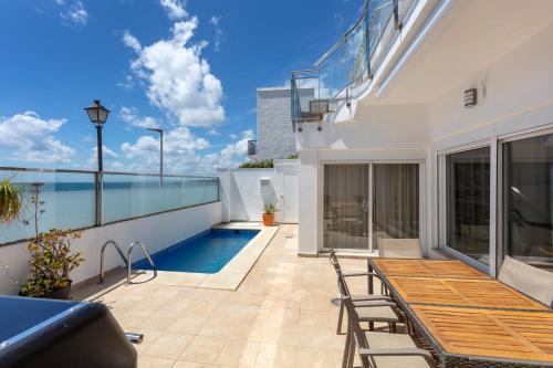 Balkoni atau teres di First Row Beach Villa