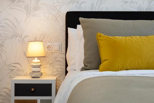 Katil atau katil-katil dalam bilik di First Row Beach Villa
