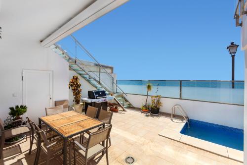 Balkoni atau teres di First Row Beach Villa