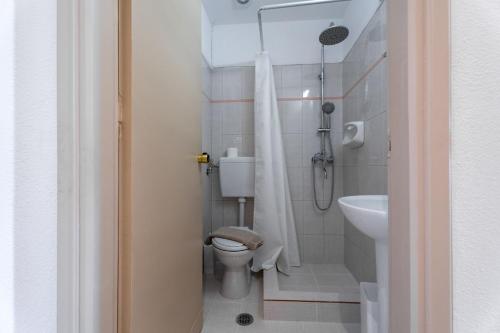 ein Badezimmer mit Dusche, Toilette und Waschbecken in der Unterkunft Endless Blue Seaside View in Plakias