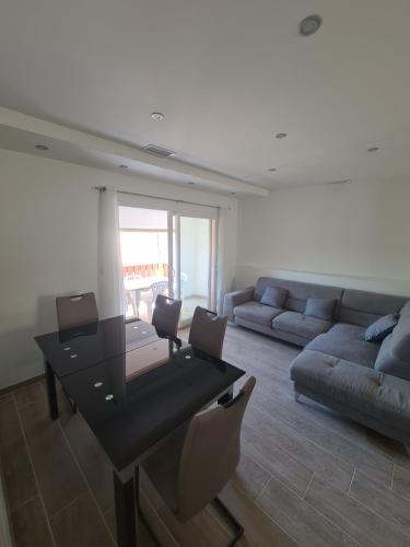 アルジュリエにあるJolie T4 rénové avec balcon-terrasseのソファとテーブルのあるリビングルーム