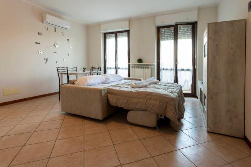 ein Schlafzimmer mit einem großen Bett in einem Zimmer mit Fenstern in der Unterkunft Novara Smart Stay - Station, AC & 2Gb s Wi-Fi in Novara