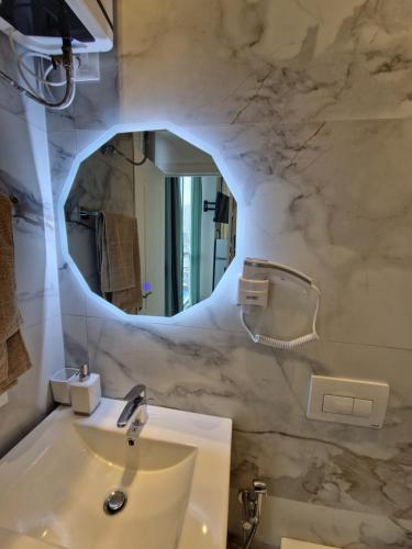 Ένα μπάνιο στο ELOFIRA RoomS
